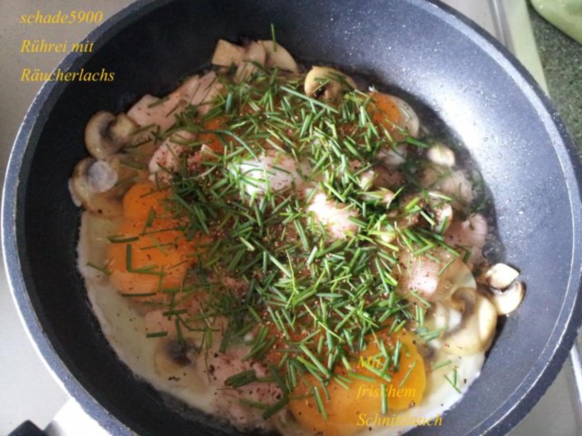 Pfannengerichte: Rührei gesellt sich zu Lachs und Champignons - Rezept - Bild Nr. 6