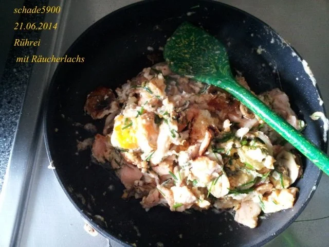 Pfannengerichte: Rührei gesellt sich zu Lachs und Champignons - Rezept - Bild Nr. 7