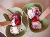 Mandel-Preiselbeer-Eis mit Crunch - Rezept