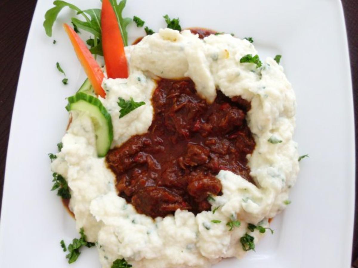 Rindergulasch scharf mit Blumenkohl-Selleriepürree - Rezept - kochbar.de