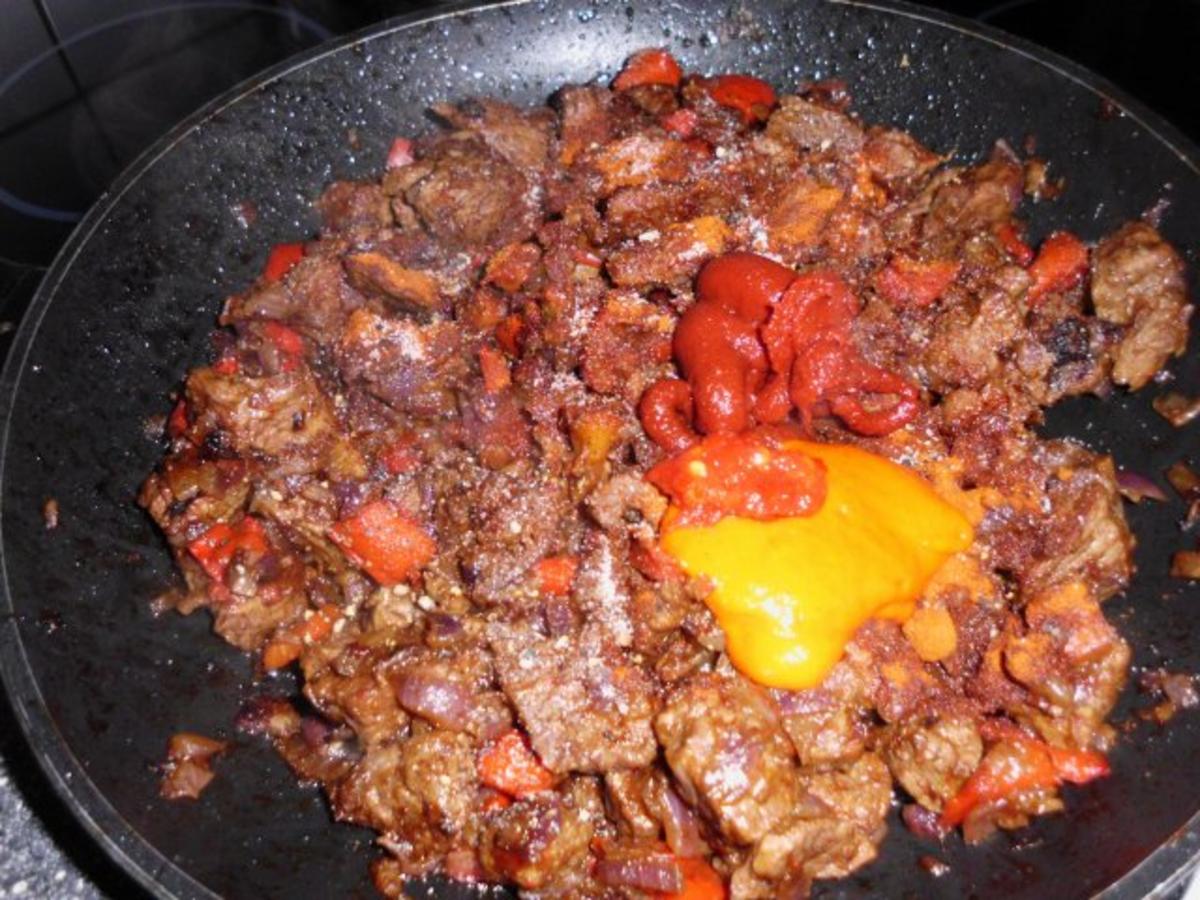 Rindergulasch scharf mit Blumenkohl-Selleriepürree - Rezept - kochbar.de