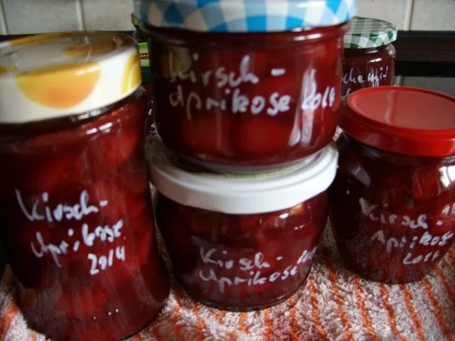 Konfitüre & Co: Kirsche - Aprikose und Aronialikör - Rezept
