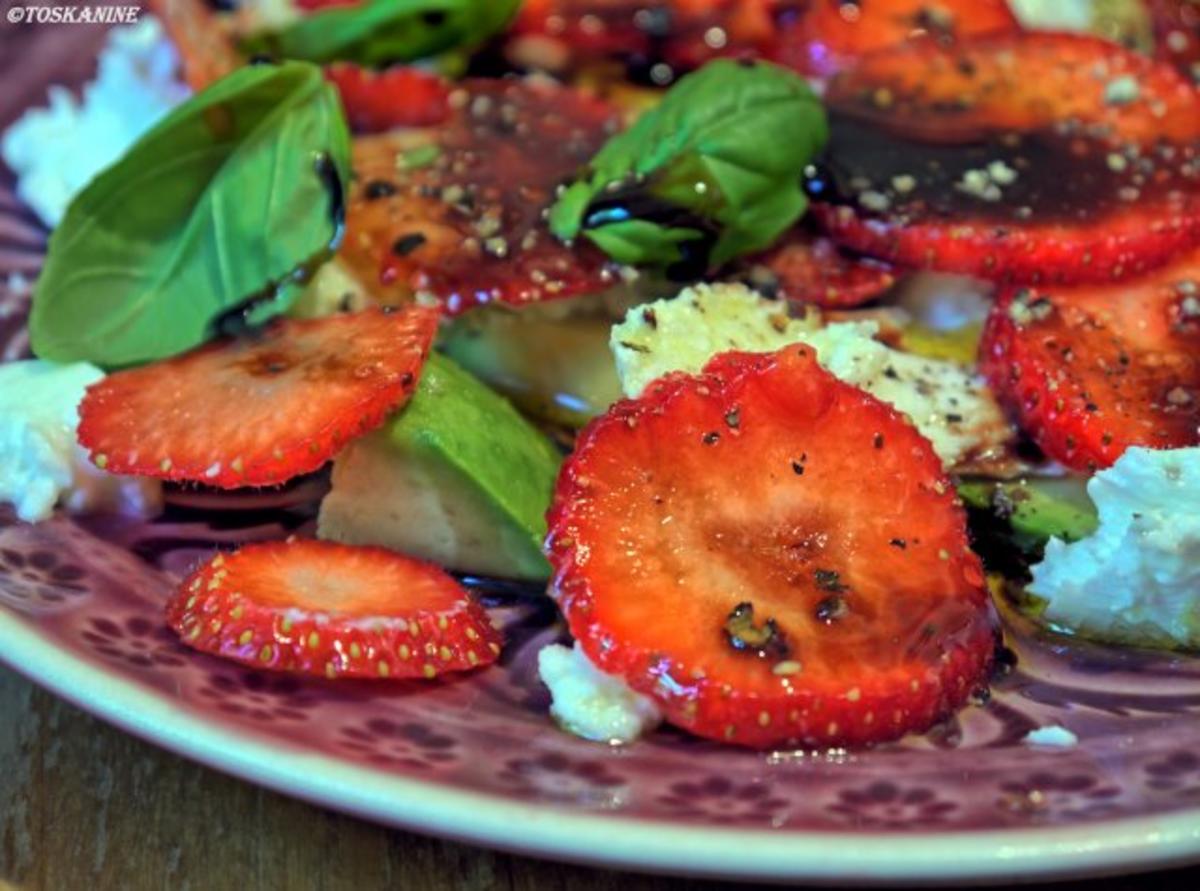 Avocado-Erdbeersalat mit Büffelmozzarella - Rezept - kochbar.de