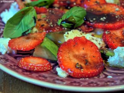 Rezept: Avocado-Erdbeersalat mit Büffelmozzarella Avocado-Erdbeersalat mit Büffelmozzarella - Rezept
