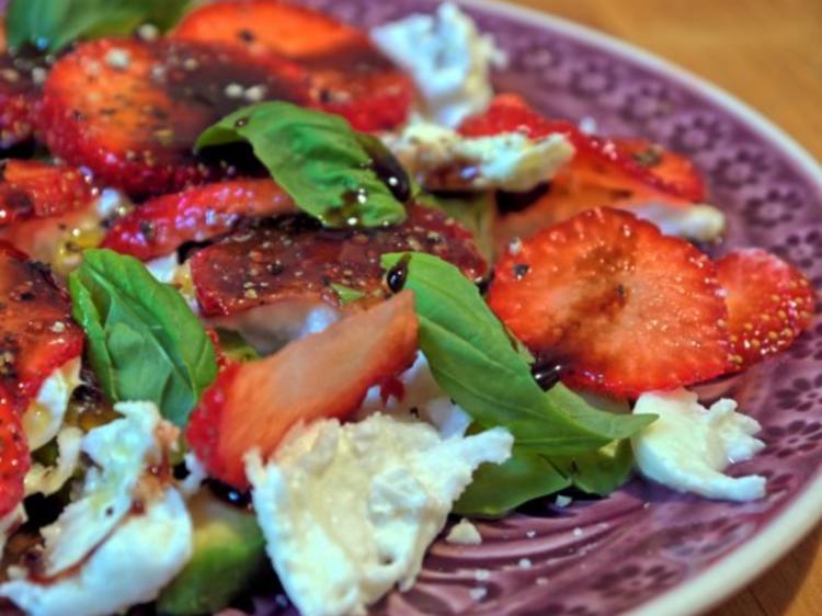 Avocado-Erdbeersalat mit Büffelmozzarella - Rezept - kochbar.de