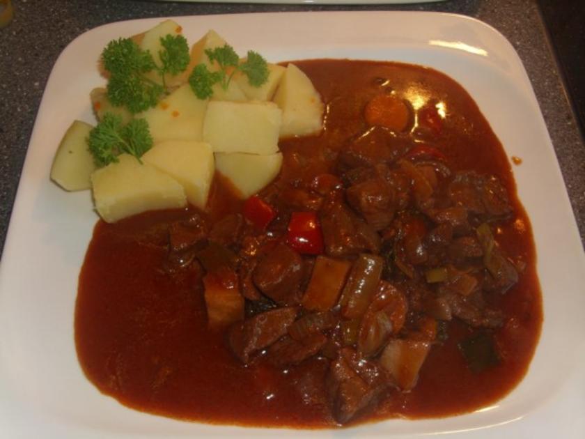 Gulasch mit Gemüse und Rotwein - Rezept - kochbar.de