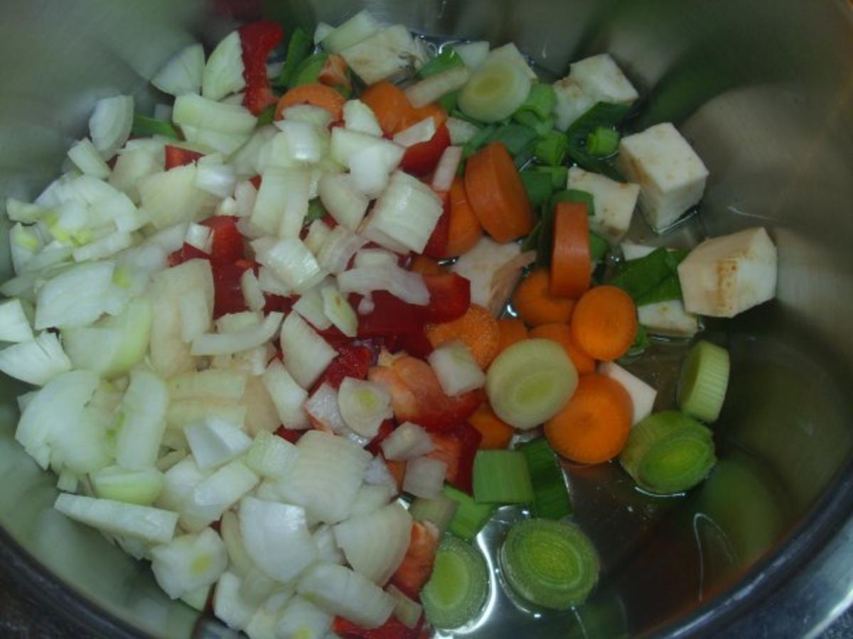 Gulasch mit Gemüse und Rotwein - einfach - von Hoenowbear Gulasch mit Gemüse und Rotwein - einfach - von Hoenowbear