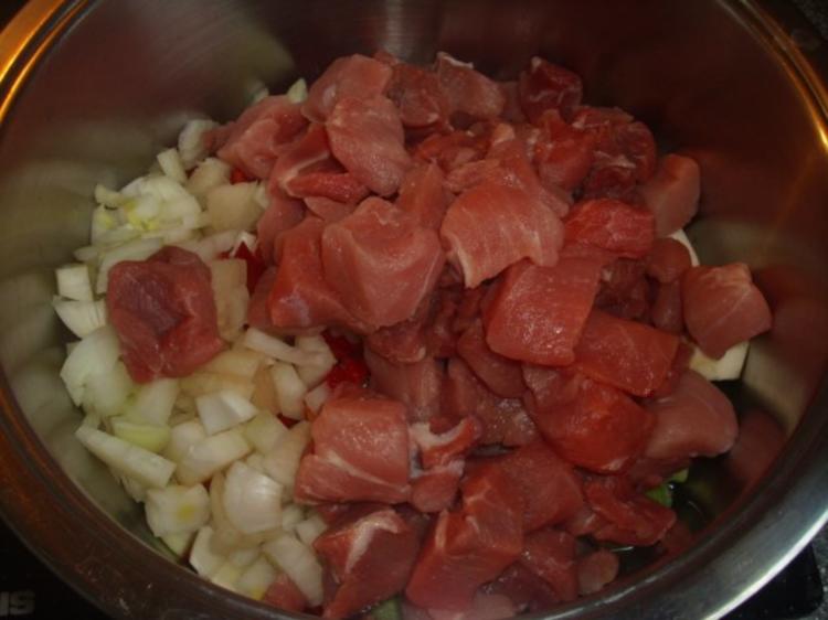 Gulasch mit Gemüse und Rotwein - einfach - von Hoenowbear