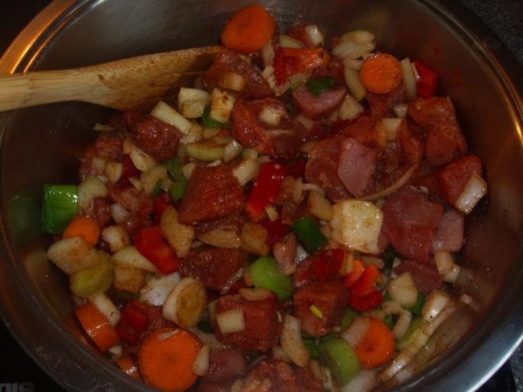 Gulasch mit Gemüse und Rotwein - einfach - von Hoenowbear
