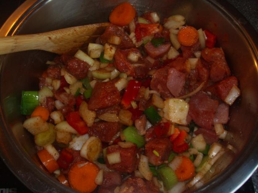 Gulasch mit Gemüse und Rotwein - einfach - von Hoenowbear