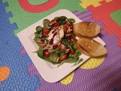 Gegrillte Ziegenkäsetaler auf Salat mit herbem Fruchtdressing - Rezept