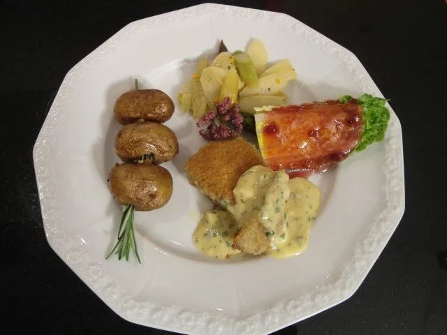 Rezept: Gebackenes Zicklein mit Spargel und Salatherzen Gebackenes Zicklein mit Spargel und Salatherzen - Rezept