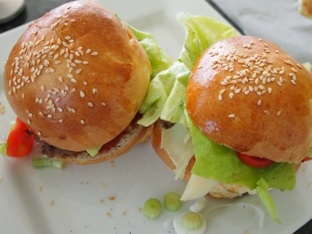 Selbstgemachte Burger mit Kartoffelchips - Rezept - Bild Nr. 3