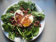 Spinatsalat mit Ei und warmen Schinkenwürfelchen - Rezept