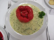 Bunt gefüllte Paprika mit Kräutersoße - Rezept