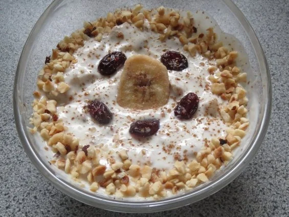 Rezept: Frühstück: Joghurt mit Trockenfrüchten und mehr Frühstück: Joghurt mit Trockenfrüchten und mehr - Rezept