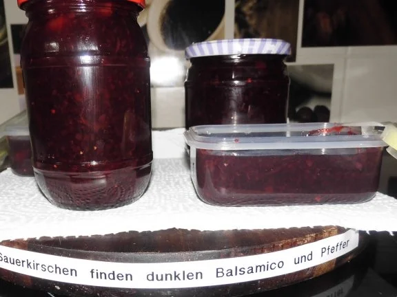 Sauerkirschen finden dunklen Balsamico und Pfeffer - Rezept