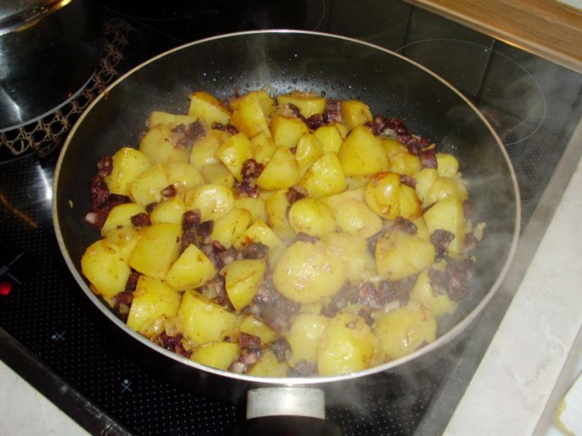 Bratkartoffeln mit Blutwurst in Senf-Sahne-Soße - Rezept - kochbar.de