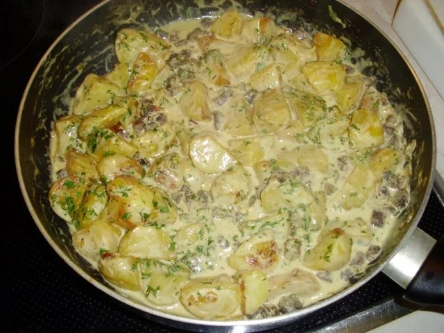 Rezept: Bratkartoffeln mit Blutwurst in Senf-Sahne-Soße Bratkartoffeln mit Blutwurst in Senf-Sahne-Soße - Rezept