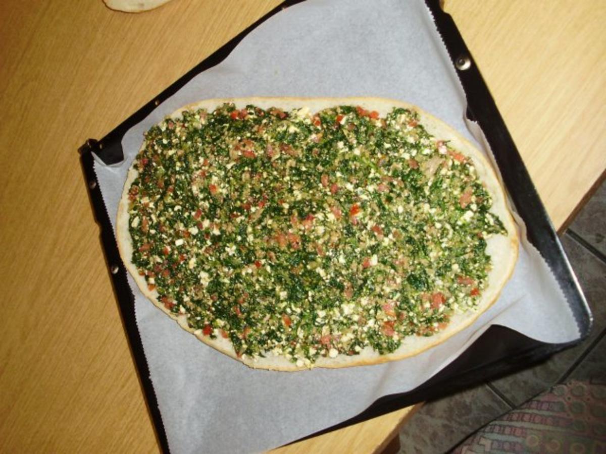 Pide mit Spinat-Hack-Käse-Füllung - Rezept - kochbar.de