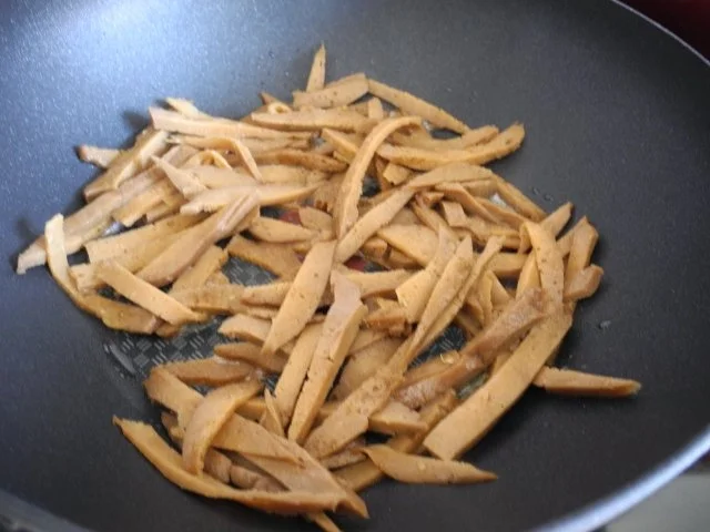 Vegan : Seitan - Pfanne mit Dreierlei-Beilage - Rezept - Bild Nr. 2