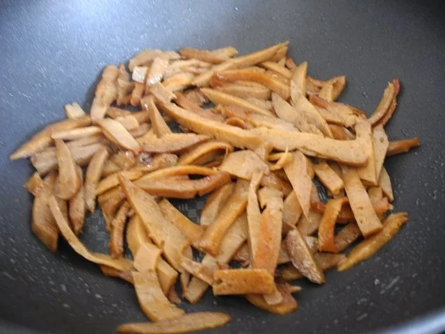 Vegan : Seitan - Pfanne mit Dreierlei-Beilage - Rezept - Bild Nr. 5