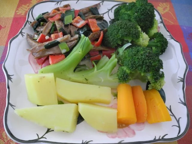 Vegan : Seitan - Pfanne mit Dreierlei-Beilage - Rezept