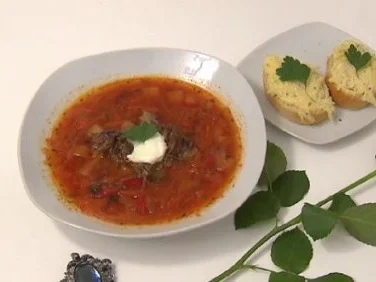 Borschtsch mit Käse-Aufstrich-Schnittchen - Rezept