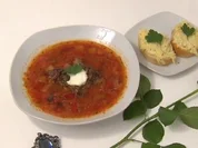 Borschtsch mit Käse-Aufstrich-Schnittchen - Rezept