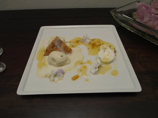 Taleros de Queso de Cabra – Ziegenkäsetaler mit Akazienhonigdressing und Rosmarin-Eis - Rezept