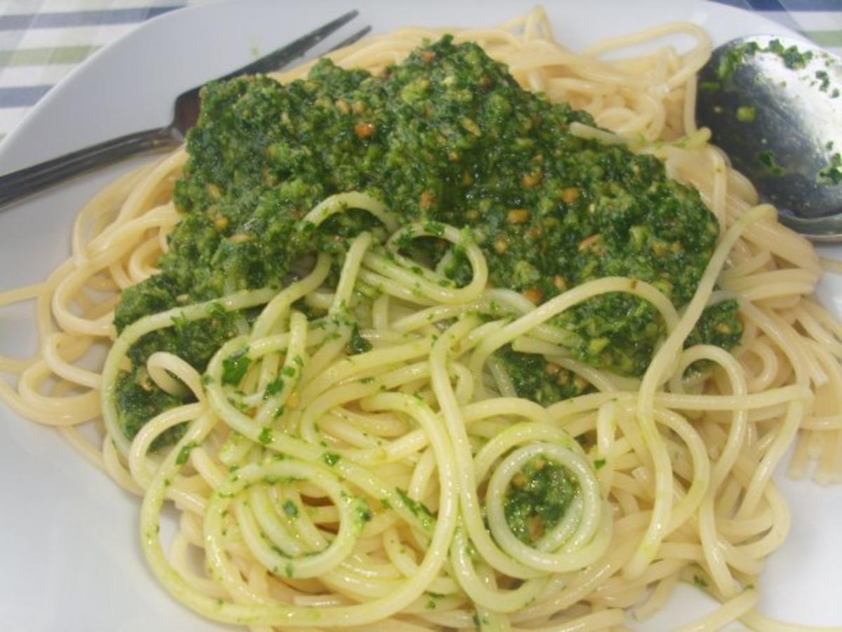 Petersilienpesto mit Wasabinūssen - Rezept