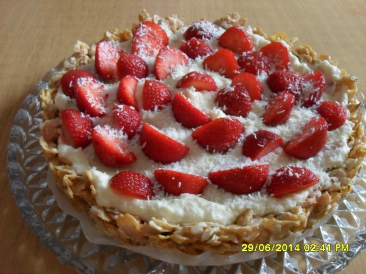 Bilder für Erdbeer-Knuspertorte mit Kokos - Rezept