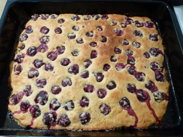 Rezept: Ein Herzkirsch-Kuchen vom Blech Ein Herzkirsch-Kuchen vom Blech - Rezept