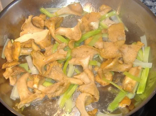 Warmer Knödelsalat mit Pfifferlingen und Senfvinaigrette - Rezept - Bild Nr. 5