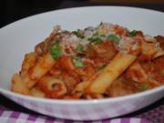 Penne mit Hackbällchen in scharfer Tomatensauce - Rezept