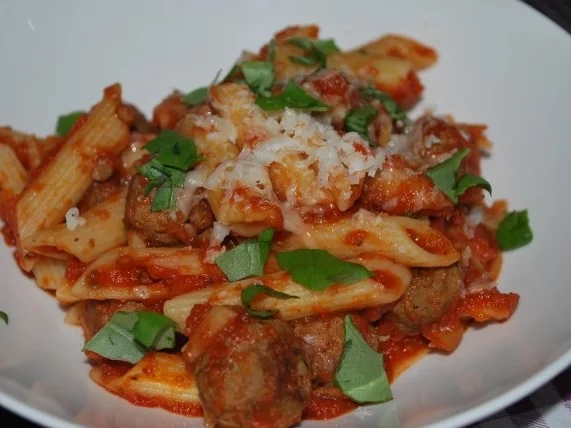 Penne mit Hackbällchen in scharfer Tomatensauce - Rezept - Bild Nr. 2