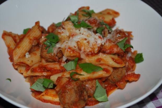 Penne mit Hackbällchen in scharfer Tomatensauce - Rezept - kochbar.de