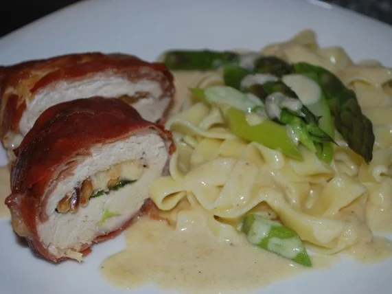 Parmahuhn auf Spargel-Tagliatelle - Rezept - Bild Nr. 2