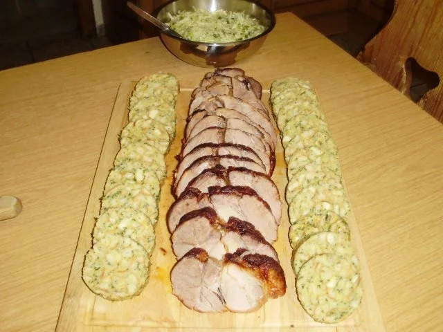 Spießbraten mit Serviettenknödeln - Rezept - Bild Nr. 5