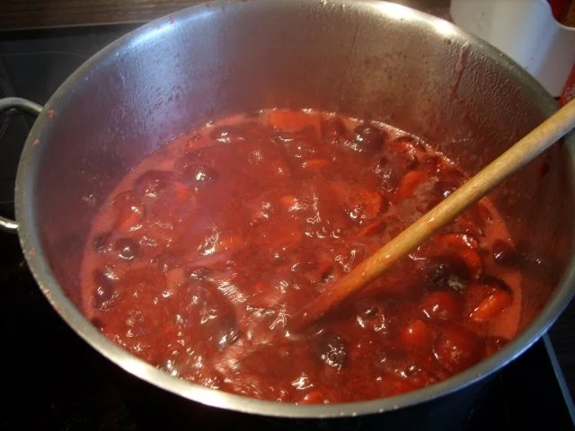 Konfitüre & Co: Kirsch - Stachelbeere mit Zimt - Rezept - Bild Nr. 2