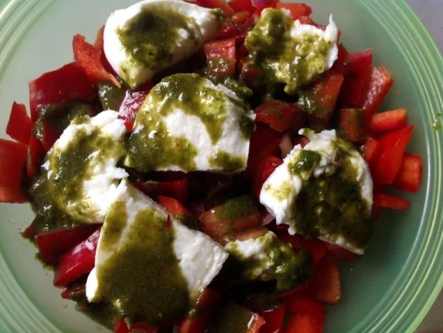 Rezept: Fruchtiger Paprikasalat mit Mozzarella Fruchtiger Paprikasalat mit Mozzarella - Rezept
