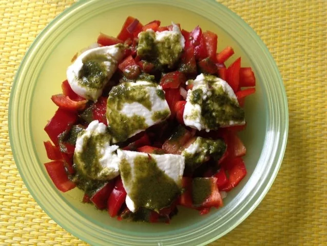 Rezept: Fruchtiger Paprikasalat mit Mozzarella Bild Nr. 2 Fruchtiger Paprikasalat mit Mozzarella - Rezept - Bild Nr. 2