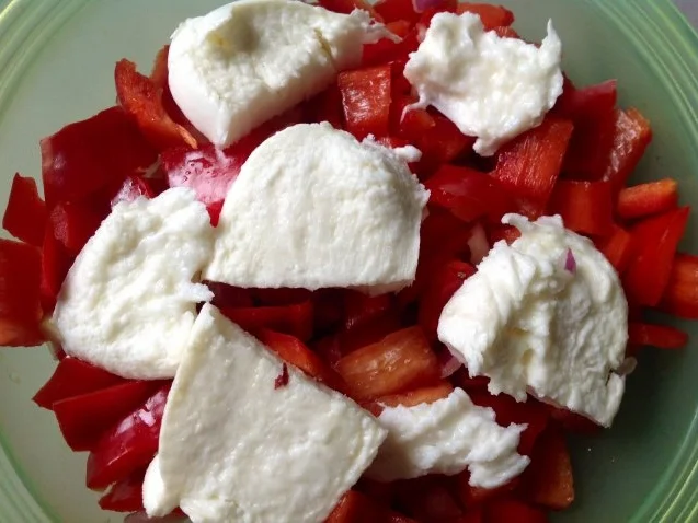 Rezept: Fruchtiger Paprikasalat mit Mozzarella Bild Nr. 8 Fruchtiger Paprikasalat mit Mozzarella - Rezept - Bild Nr. 8