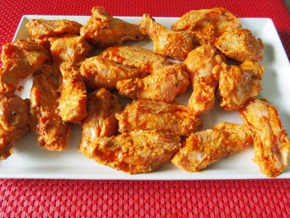 Buffalo Chicken Wings mit Bratgemüse - Rezept