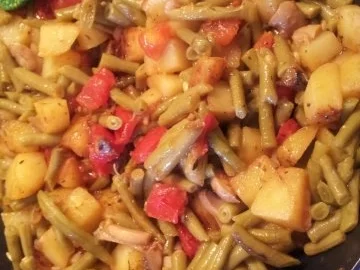 Pfannengerichte: Bouletten tummeln sich in einer Kartoffel-Bohnen Champignons-Pfanne - Rezept - Bild Nr. 12