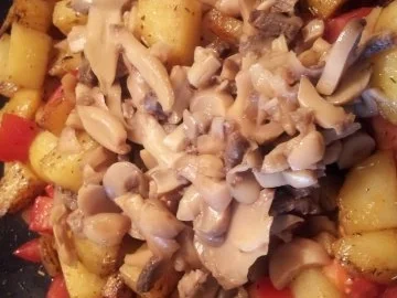 Pfannengerichte: Bouletten tummeln sich in einer Kartoffel-Bohnen Champignons-Pfanne - Rezept - Bild Nr. 11