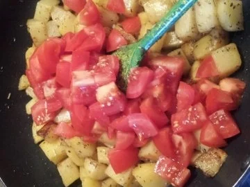 Pfannengerichte: Bouletten tummeln sich in einer Kartoffel-Bohnen Champignons-Pfanne - Rezept - Bild Nr. 9