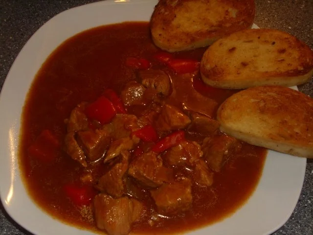 Gulasch mit Knoblauch - Rezept