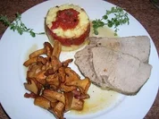 Kalbsrücken, zart gegart, an Tomaten-Kartoffel-Türmchen und Pfifferlinge - Rezept