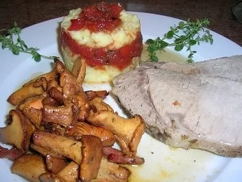 Kalbsrücken, zart gegart, an Tomaten-Kartoffel-Türmchen und Pfifferlinge - Rezept - Bild Nr. 2